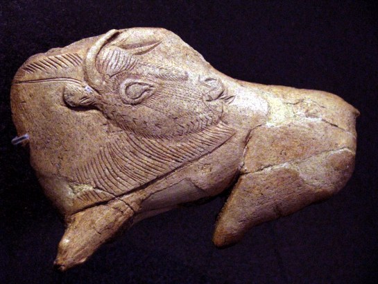 les eyzies bison carving