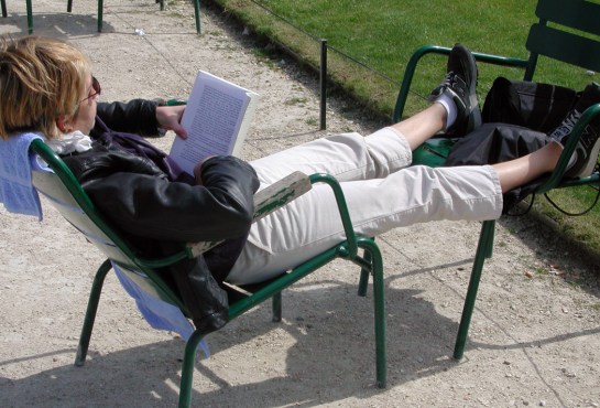 tuileries reading a book