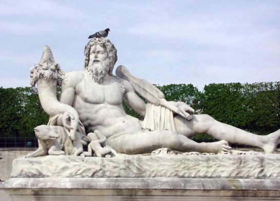 tuileries statue with bird
